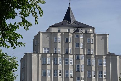Das Cammann-Haus in Furth war das erste Hochhaus der Stadt. Der vertikale Rillenputz erinnert daran, was hier einst produziert wurde.