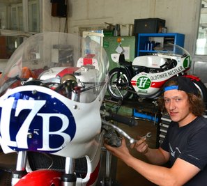 Moritz Nestler hat ein prestigeträchtiges Motorradrennen im tschechischen Horice gewonnen. Dieser Erfolg blieb seinem Vater bisher verwehrt, dennoch sind die beiden beruflich und privat ein eingespieltes Team. 