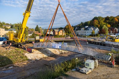 Nur wenige Minuten - und die Brücke war eingehoben. Die Feinjustierung dauerte länger. Dort kommt es auf jeden Millimeter an.