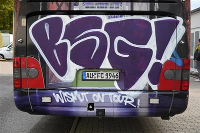 ... und am Heck des Mannschaftsbusses.