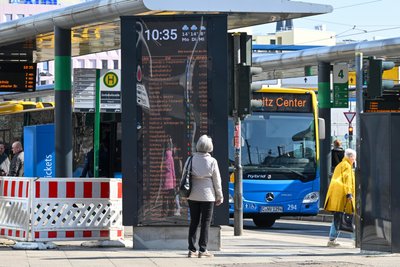 Die neue Infotafel steht jetzt dort, wo früher die große Uhr stand.