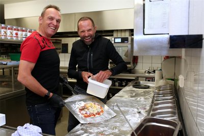 Olaf Ludwig (l.) und Mario Kummer haben sich die Strecken angeschaut und das Pizzabacken ausprobiert.