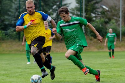 „Fünferpacker“ Eldar Zinabadinov (r.) versucht sich hier im Sprintduell gegen Eric Schuhmann (l.), den Kapitän von der SpG Niedersaida/Zethau, durchzusetzen.
