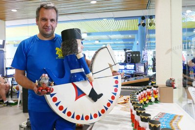 Trainer und Organisationsleiter Alexander Steiner hatte wieder zahlreiche Trophäen organisiert, die dem Meeting ein weihnachtliches Flair verliehen.
