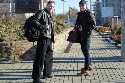 Opernchorsänger Markus Gille und Fotograf Eckardt Mildner, hier am Bahnhof Freiberg, fliegen nach Israel. Sie wollen auch Ness Ziona, die Partnerstadt Freibergs, besuchen.