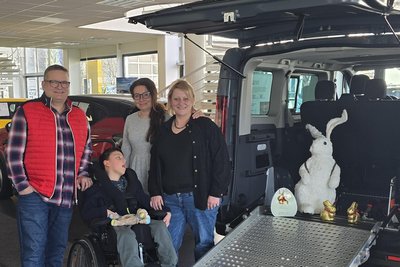 Autoübergabe: Marlon und Tina Ruckriegel (r.), Claudia Harloff und Andreas Küchler (Signal Iduna).
