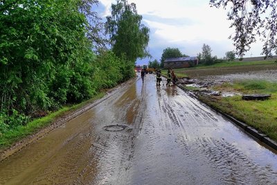 Die Obere Dorfstraße im Mittweidaer Ortsteil Frankenau war auf rund 500 Metern überflutet und stark verschmutzt.