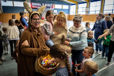 Der Osterhase verteilte an die Mädchen und Jungen Süßigkeiten.