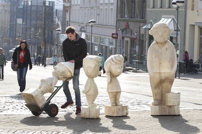 Vater und Sohn als Holzplastiken - die beiden Sympathieträger werden demnächst zwischen Bahnhofstraße und e.o.plauen-Galerie aufgestellt. Moritz Bochmann half am Donnerstag beim Verladen der Figuren.