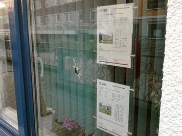 Fensterscheiben der CWG-Büros mit den Einschusslöchern