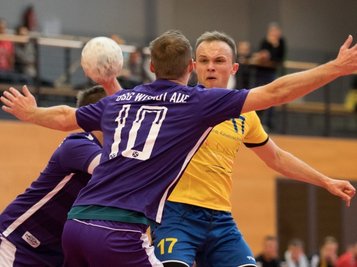 Ihn bekamen die Abwehrspieler der BSG Wismut Aue nie in den Griff: Oederans Eduard Sabot, der beim 43:34-Sieg 13-mal traf. Mit 47 Treffern führt er auch die Torschützenliste der Bezirksliga klar an. 