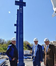 Die Geschäftsführer von Goldbeck und Meiser, Lars Luderer (Mitte) und Robert Vièl (rechts), sowie Steffen Lang, technischer Leiter bei Meiser. 