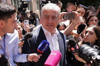 Der Chef der prorussischen Oppositionspartei Starkes Armenien Karapetjan klagt über die Verfolgung seiner Anhänger. 