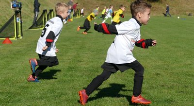 Jede Spielrunde beginnt beim Funino damit, dass die Kinder von der Grundlinie zum Ball sprinten. 