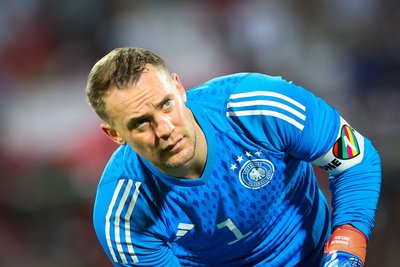 Oman, 16. November: Kapitän Manuel Neuer trägt die Kapitänsbinde mit der Aufschrift "One Love".