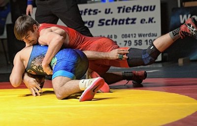 Obenauf: Der Werdauer Kantemir Sibekov (rotes Trikot) hat den Gelenauer Hassan Ismail nach Punkten besiegt. 
