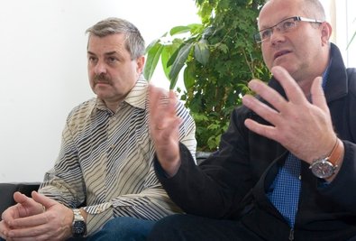 
              <p class="artikelinhalt">Zufrieden sieht anders aus: Betriebsratschef Udo Meier (links) und Stefan Kademann von der IG Metall Zwickau haben die Schließung des Plauener Druckmaschinenwerkes gestern verhindert. Ellen Liebner</p>
            