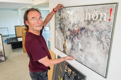 Raimund Friedrich – hier mit seiner Arbeit „Der Tätowierte“ – stellt ab Samstag in der Galerie „burk-art“ im Pestalozzi-Haus in der Schulstraße 7 aus. Zu sehen sind vor allem Werke, die in Dänemark entstanden.