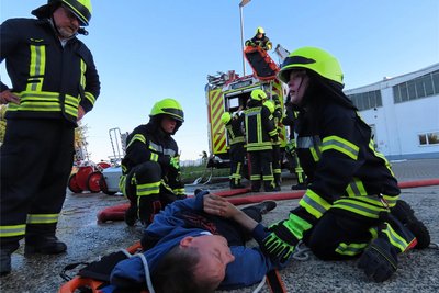 Gemeinsam den Ernstfall geprobt haben Feuerwehr und DRK am Montagabend in Leubnitz.