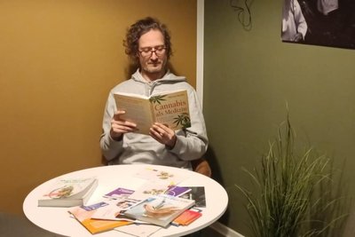 Christian Ehnert hat sich viel mit Fachlektüre zur medizinischen Anwendung von Cannabis beschäftigt.