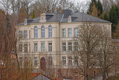 Blick auf die Humboldt-Grundschule in Oberlungwitz. Das Dachgeschoss soll ausgebaut werden.