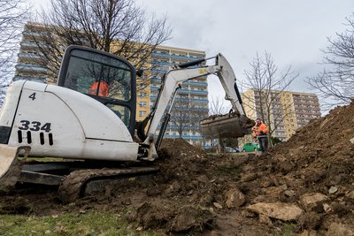 An der Albert-Schweitzer-Straße musste tief gegraben werden, um das defekte Rohr auswechseln zu können. Zum Teil fließt das Wasser im Neubaugebiet noch durch alte PVC-Leitungen aus DDR-Zeiten