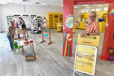 Geschäftsfrau Anke Krause (r.) eröffnet einen Papierkontor mit Poststelle, eine Postbank ist nicht dabei, in der Gerberpassage in Freiberg.