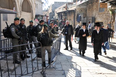 Die Via Dolorosa in Jerusalem, hier mit Armeeposten und orthodoxen Juden, wird eine Station der Reise sein.