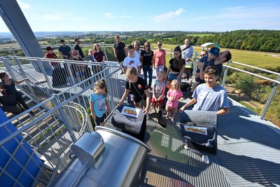 Andrang auf der Aussichtsplattform der Erlebnispyramide auf 35 Meter Höhe, wo es in der Riesenrutsche in die Tiefe geht.