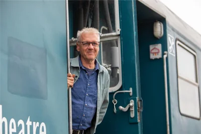 Regisseur Jens-Erwin Siemssen lässt mit einem Theaterzug das Wandertheater wieder aufleben.