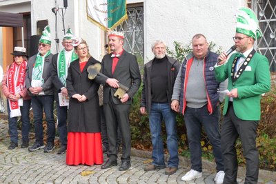 Vereinsvorsitzender Yannic Cyffka verkündet die Wette mit dem Bürgermeister.