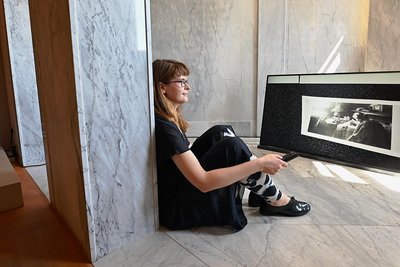 Stefanie Smolkina erinnert mit ihrer Videoinstallation "Her Presence Revealed" an den Beitrag der Frau Henry van de Veldes, Maria Sethe. 