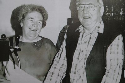 Die letzten beiden Inhaber, Erika und Dieter Herold, an der Zapfanlage.