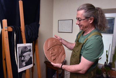 Künstler Rolf Büttner hat in seinem Erdmannsdorfer Atelier das neue Anton-Günther-Relief geschaffen.