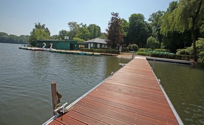 Wo beim derzeitigen Wetter Kunden Schlange stehen müssten, herrscht gähnende Leere: Der Schwimmsteg der Gondelstation am Westufer des Schwanenteichs, auf den sich der Fotograf gewagt hat, ist nur provisorisch fixiert, aber noch nicht so im Teichboden verankert, wie es Vorschrift ist. Die untersagt es auch, dass die Boote an ihrem aktuellen Liegeplatz (links im Bild) bestiegen werden: Das ist für organisierten Bootsverleih zu unsicher.