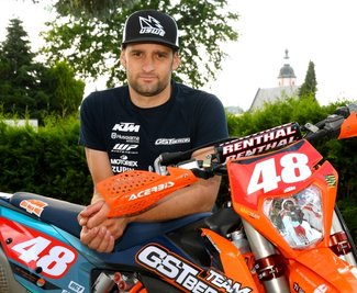 Nach längerer Pause ist Edward Hübner den Gips an der Hand wieder los und startet bei der Deutschen Enduro-Meisterschaft. 