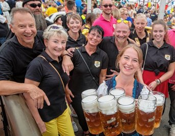 Katharina Höhn (vorn) hat zur Sternquell-Wiesn 2022 so manche Maß serviert. Nach den harten Corona-Einschnitten feierten die Gäste ausgelassen. Tausende haben die Wiesn-Premiere auf dem Plauener Festplatz samt großem Festumzug zum 900-jährigen Bestehen der Stadt miterlebt. 