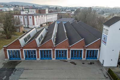 Das Scheddach der Feuerwehr Falkenstein muss nach einem Schaden im Dezember 2023 saniert werden.