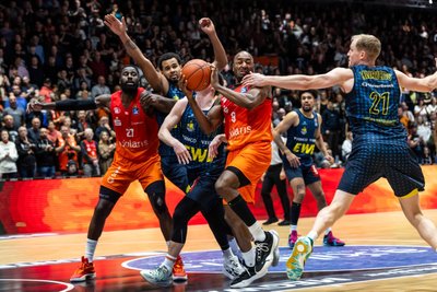 DeAndre Lansdowne (Mitte) machte gegen Oldenburg ein überragendes Spiel und führte die Niners mit 28 Punkten zum Sieg.