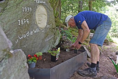 Rainer Hollstein setzt neue Begrünung am Anton-Günther-Gedenkstein oberhalb des Zschopauflusses in Augustusburg.