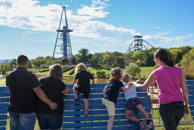 Die Familien Simon und Scheffler mit ihren Kindern schauen vom Wasserspielplatz des Sonnenlandparks auf die neue Erlebnispyramide mit Riesenrutsche sowie Rutschenturm (rechts).