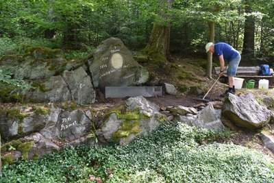 Der neu hergerichtete Gedenkstein samt Umfeld im Erzgebirge.