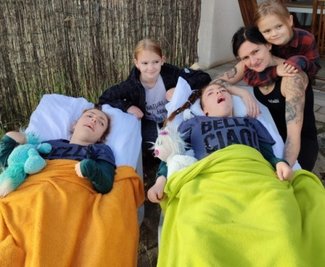 Die Zwillinge Fanny und Stella mit ihrer Mutti Stephanie Dietrich-Schulz, Schwester Siiri und Bruder Rokki. 