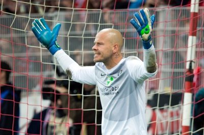Torwart Sascha Kirschstein von Erzgebirge Aue ärgert sich nach dem 1:0.
