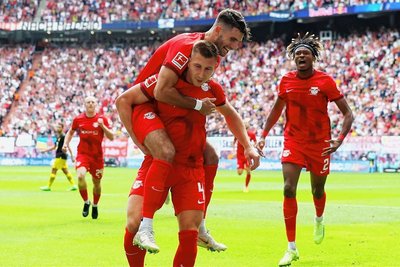 Die Leipziger bejubeln das erste von drei Toren: Schütze Willi Orban nimmt Dominik Szoboszlai huckepack, rechts kommt Mohamed Simakan als Gratulant. 