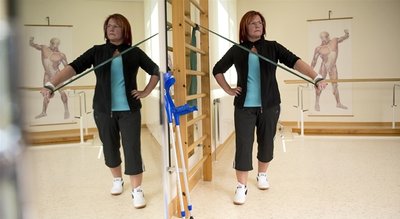 Patientin Peggy Dodt macht Reha-Übungen, damit sie lernt, mit ihrem künstlichen Hüftgelenk zurechtzukommen