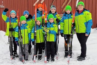 Bescherung noch vor Weihnachten: Trainerin Nadine Tröger (r.) hat für die Skilanglauf-Talente des SV Stützengrün einen tollen Fang gemacht. Mit dem Gewinn von 1000 Euro wurden neue Fellski angeschafft. 