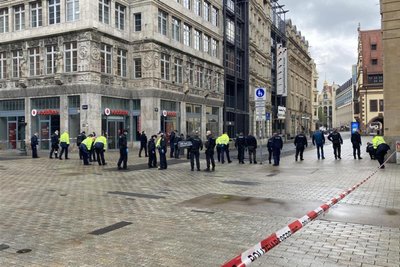 Polizisten auf Spurensuche anstatt Passanten beim Shopping: Die Grimmaische Straße war den Dienstag über noch gesperrt.