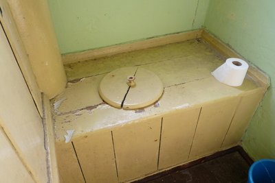 Im Gegensatz zur „Pissrinne“ war dieses Plumpsklo auf halber Höhe zur Wohnung der Inhaber wohl schon Luxus.