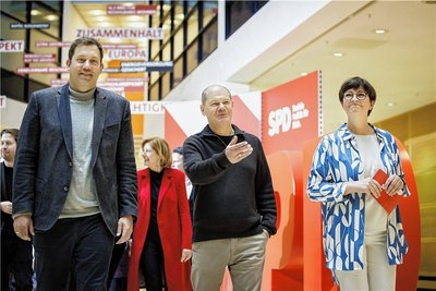 Bundeskanzler Olaf Scholz (Mitte) kann in der Panzerfrage die Richtung weisen. Darauf haben sich die Parteivorsitzenden Lars Klingbeil (vorne links), Saskia Esken (rechts) und der SPD Vorstand verständigt. 